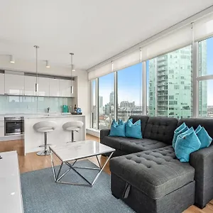 5-min Walk To Stampede!! Unbeatable Downtown Experience- Walk To Bars, Casino, Stampede & Saddledome Bonus Banff Pass, Parking & Wine! Apartment